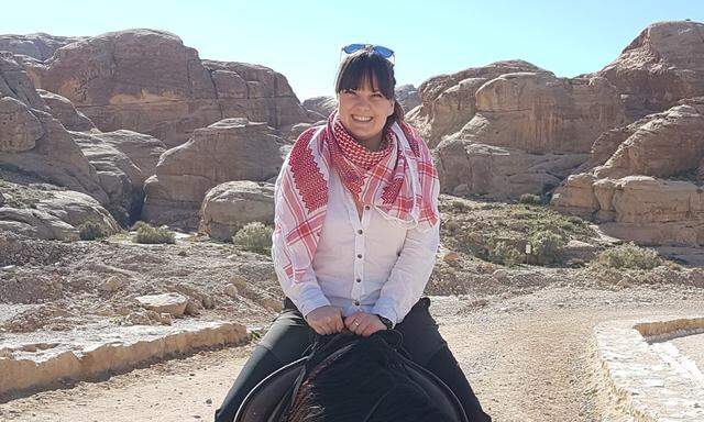 Auf Forschungsreise in Jordanien: Ein Beduine lieh Milić das Pferd, so konnte sie archäologische Stätten abseits der Tourismusmagnete erkunden.