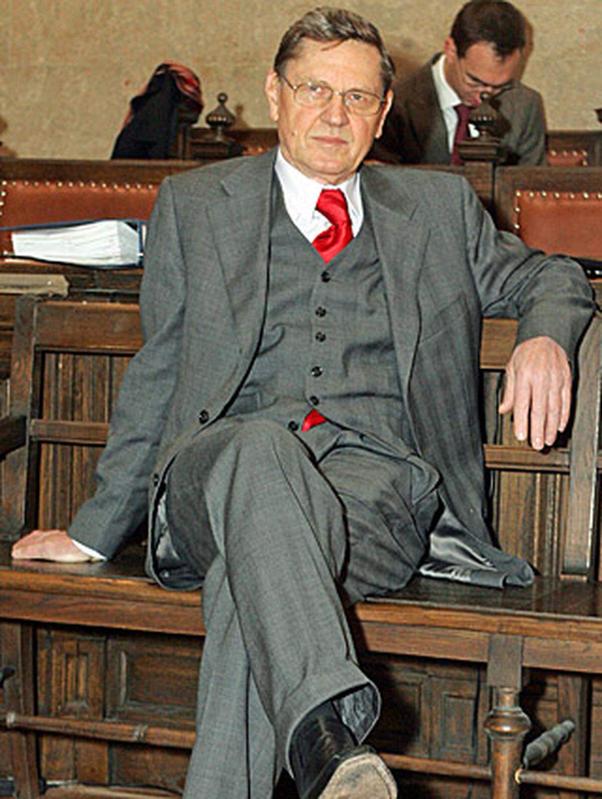 2008 verurteilte ein Schöffensenat den früheren ÖGB-Finanzchef Günter Weninger (SPÖ) wegen Beihilfe zur Untreue in der BAWAG-Affäre zu (nicht rechtskräftigen) zweieinhalb Jahren teilbedingter Haft.