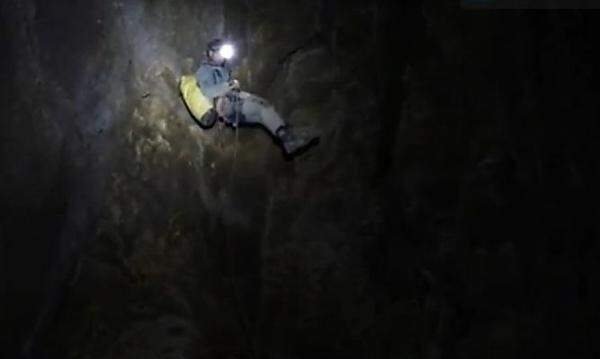 Spanien, August 2013: Vier Wissenschafter werden über drei Tage in der Rubicera-Höhle in der Region Kantabrien vermisst. Drei Männer und eine Frau hatten sich in einem System von unterirdischen Gängen verirrt. Hilfstrupps können die drei Männer und eine Frau in Sicherheit bringen. Ein fünftes Expeditionsmitglied hatte draußen gewartet und die Retter alarmiert.