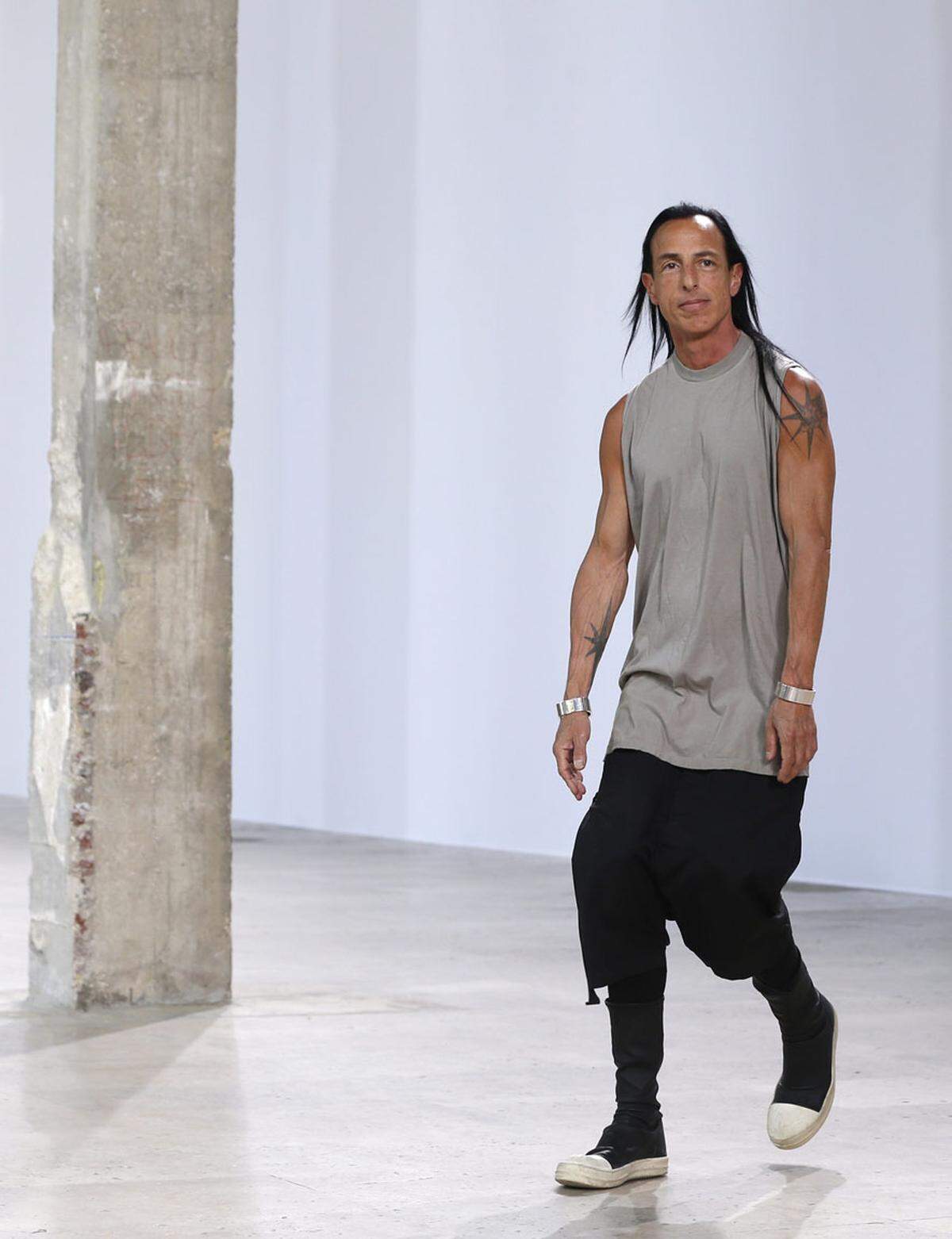 Den Sinn der Botschaft erschloss sich auch für Designer Rick Owens nicht, der von der Aktion nichts wusste und sich wehement davon distanziert. Dem Branchblatt WWD beschrieb er die Aufregung: "Ich habe ihn geschlagen, als er herausgekommen sit. Bitte schreibt das: Ich habe ihn geschlagen."