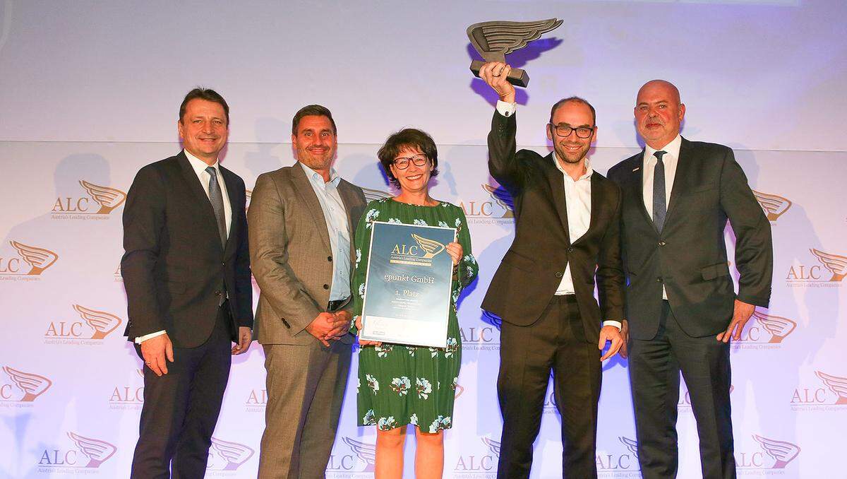 Auszeichnung 1. Platz Kategorie National "Klein- und Mittelbetriebe" für die ePunkt GmbH aus Linz (v. li.): Klaus Fürlinger, Repräsentant des Landes OÖ und Abgeordneter zum Nationalrat, die drei ePunkt-Geschäftsführer Christian Klement, Andrea Bertl und Daniel Marwan sowie KSV1870-Standortleiter Roland Führer.