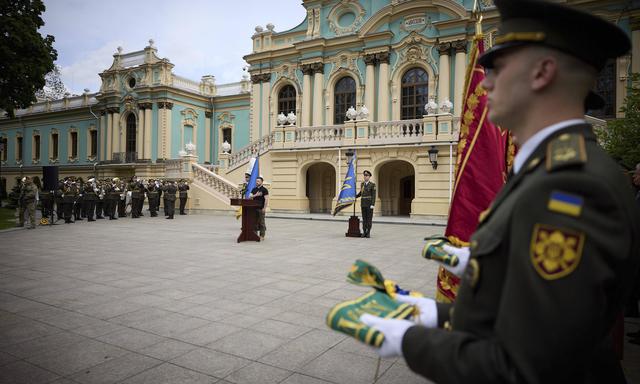 Der ukrainische Präsident Wolodymyr Selenskij hält eine militärische Rede während der Feierlichkeiten zum Tag der Infanterie auf dem Verfassungsplatz am 6. Mai in Kiew.