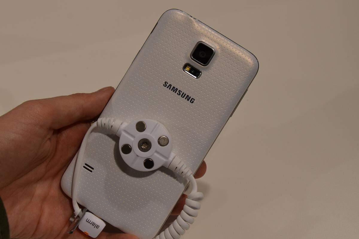 Neben einer schwarzen und einer weißen Rückseite wird Samsung ...