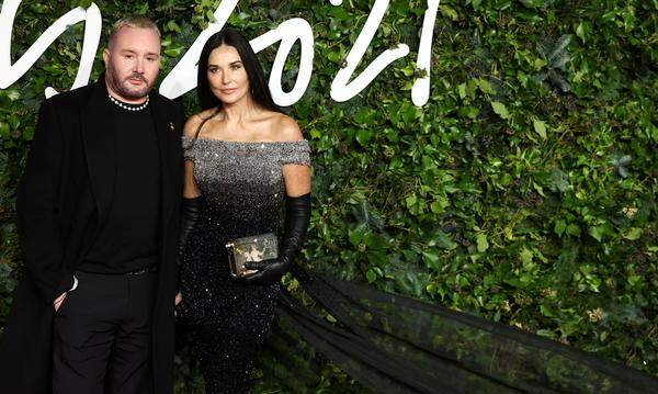 Schauspielerin Demi Moore kommt nach ihrem Laufsteg-Debüt Anfang des Jahres natürlich in Fendi. Dabei bedient sie klassische Red-Carpet-Elemente wie Strass und Schleppe. Mit dabei ist Designer of The Year Kim Jones.