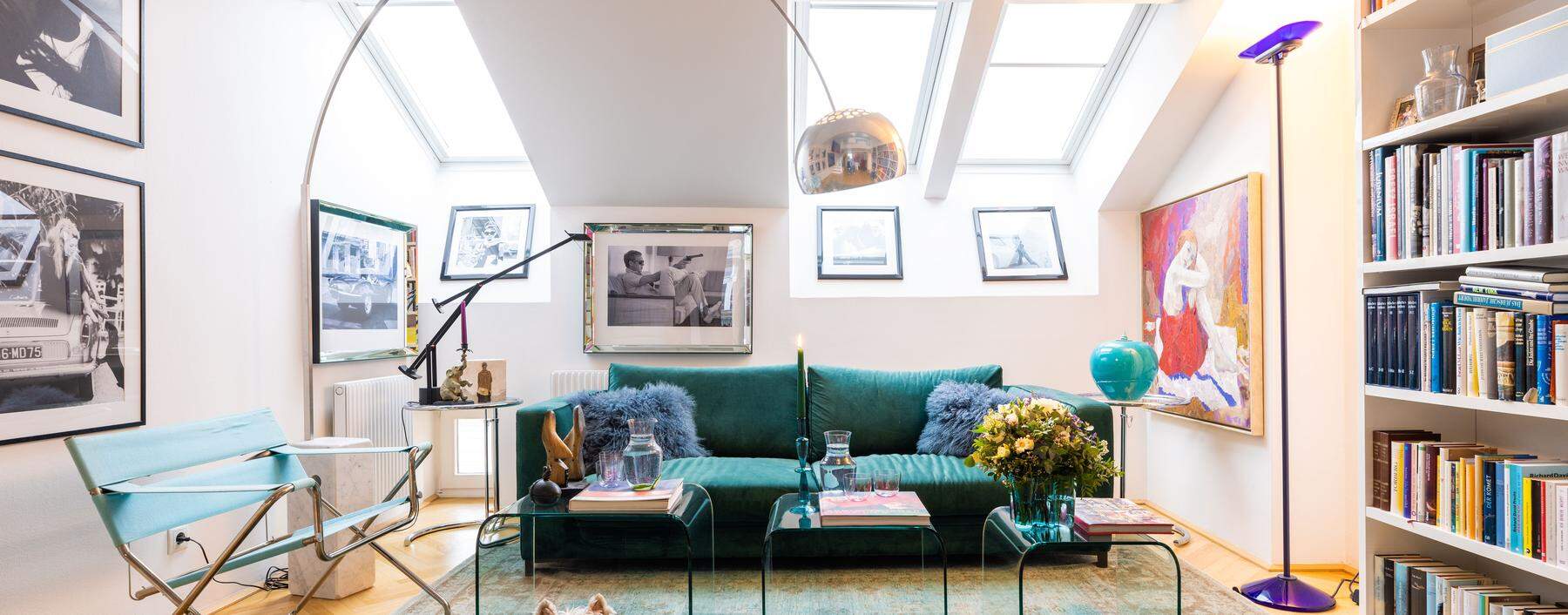 Großer Raum, kleiner Piti: Der West Highland Terrier bewacht Fotos, Gemälde, Lampen und das „mutige“ grüne Sofa. 
