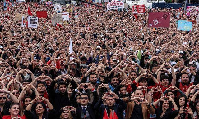 Anhänger der Opposition feierten in Ankara bei einer Abschlusskundgebung ihren Kandidaten Kemal Kılıçdaroğlu. 