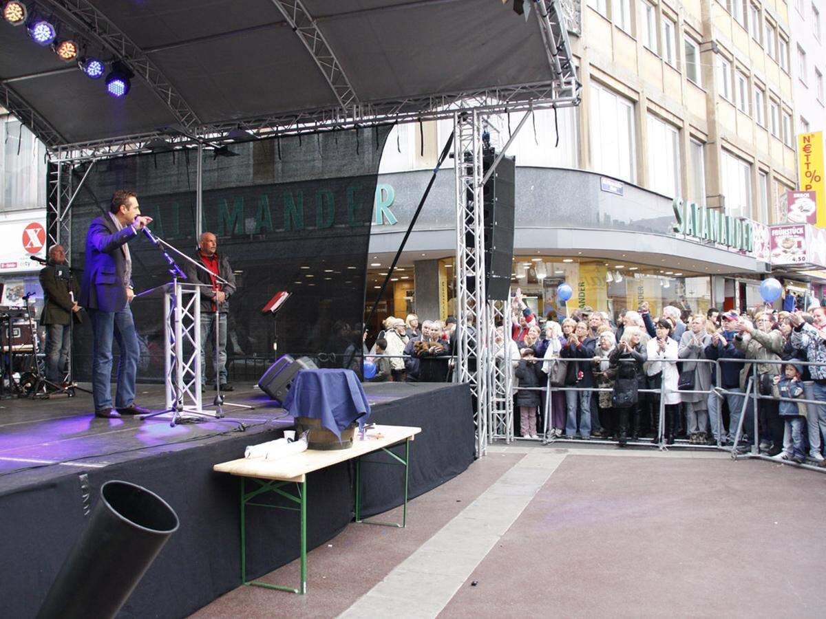 Rund dreihundert FPÖ- und Strache-Anhänger jubeln ihrem Idol am Viktor-Adler-Markt zu.