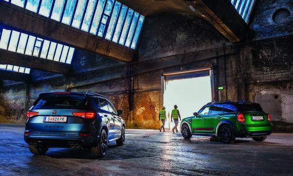 An die Arbeit: Cupra Ateca, 300 PS, links; Mini JCW Countryman, 306 PS, rechts. Allrad haben beide. Text: Timo Völker