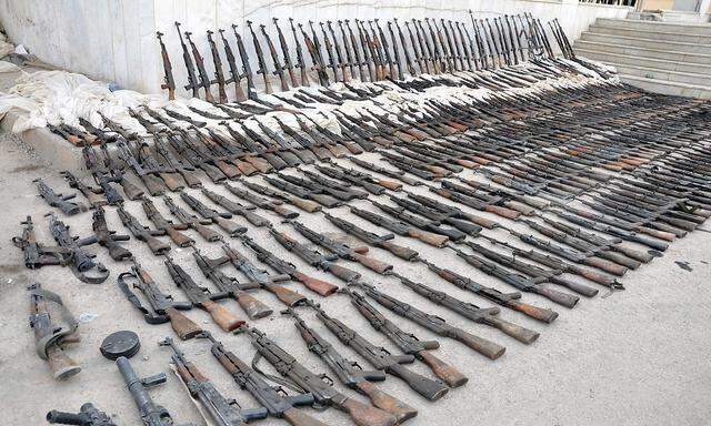 Archivbild. Diese Waffen konfiszierten syrische Truppen angeblich vom IS.