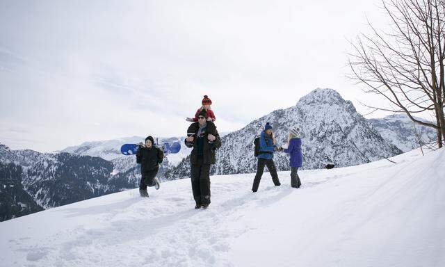 Ein Skiurlaub mit Kindern ist teuer. Die türkis-grüne Regierung will den Familienbonus von 1500 auf 1750 Euro pro Kind erhöhen.