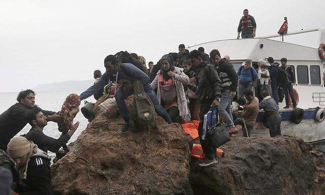 Flüchtlinge landen in Griechenland
