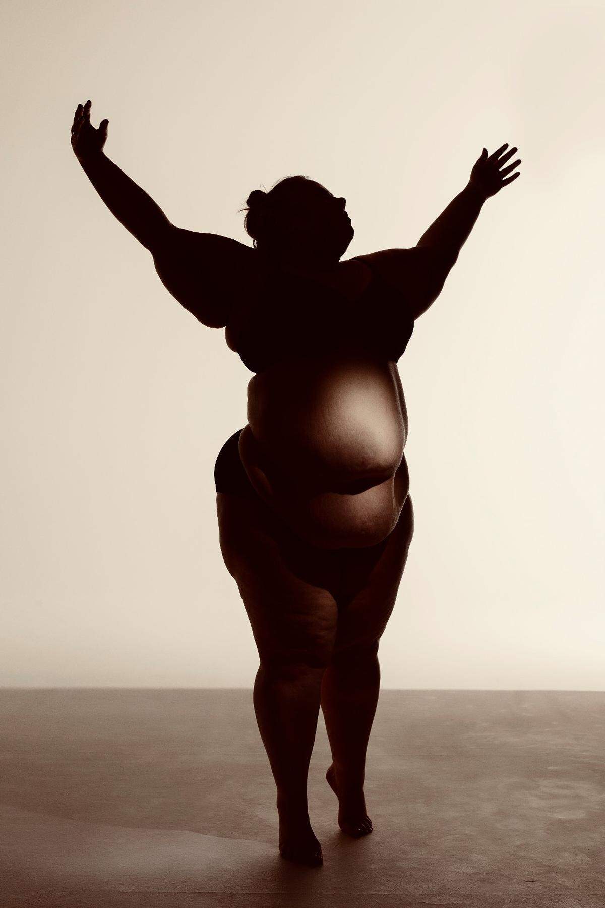 Entstanden ist dieses Bild in Zusammenarbeit mit "Body Home Fat Dance", einer Tanzgruppe, die sich für dicke Menschen einsetzt und zu freudiger Bewegung und Körperverbundenheit anregen will. Das Projekt feiert das Wackeln, die Wellen, die Falten, die Masse und die Weichheit von Körpern. Gewonnen hat das Bild des Fotografenduos Leah Nash and Chris Onstott in der Kategorie "The Human Body".