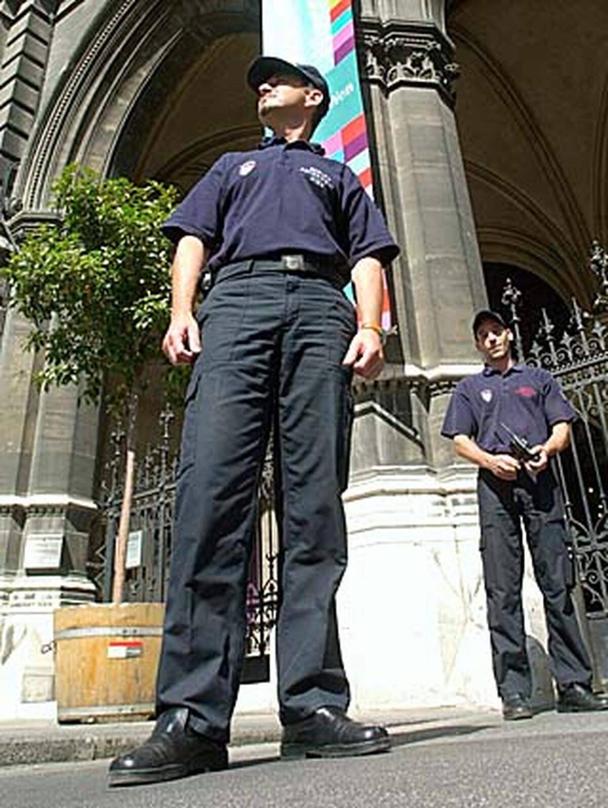 Das Regiment im Rathaus, zumindest was die Frage der Ordnung betrifft, obliegt der Rathauswache, die der Berufsfeuerwehr untersteht. Knapp 100 Mann zählt die Truppe in blauer Uniform mit roten Applikationen, die neben den Brandschutzaufgaben den Personen- und Objektschutz im Rathaus und den Amtshäusern der Gemeinde überhat. Überdies betreibt sie die Katastrophenleitzentrale und ist für die Einberufung der Krisenstäbe im Notfall verantwortlich.