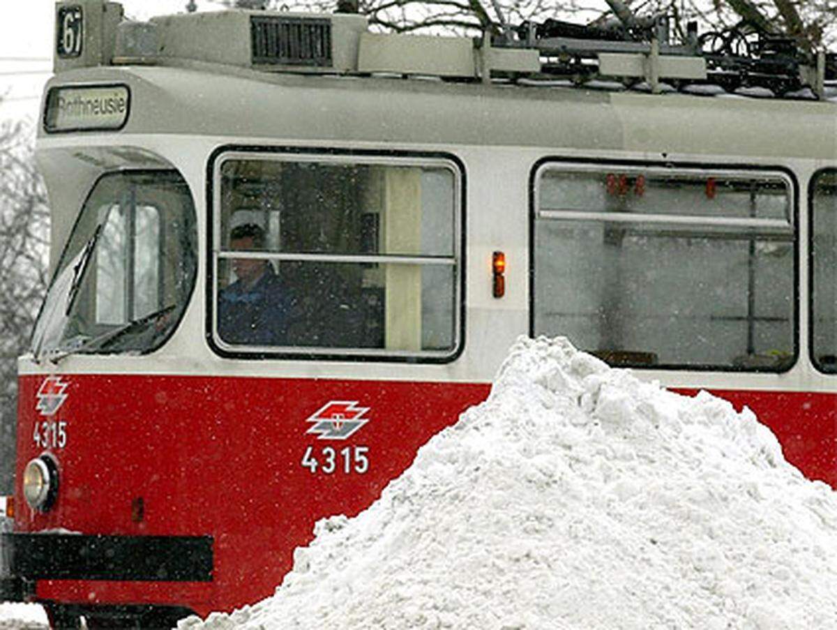 Die Wiener Linien könnten theoretisch mit noch größeren Schneemengen gut leben: Straßenbahnen haben auch mit 50 Zentimeter Neuschnee kein Problem. Kritisch wird es aber, wenn Schnee in den Weichen gefriert und diese verklemmt.