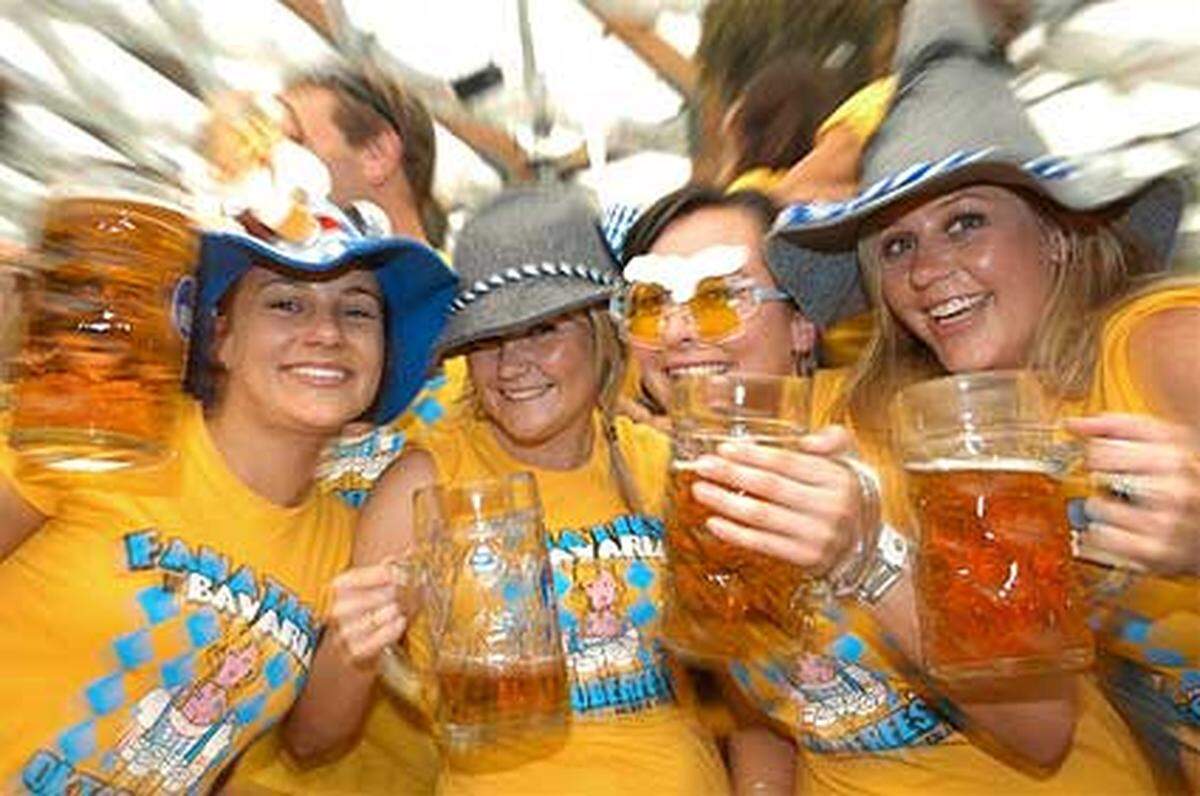 Und das lange Warten hat sich ausgezahlt. Irgendwann hatte jeder eine Maß Bier in der Hand und konnte es so richtig krachen lassen.