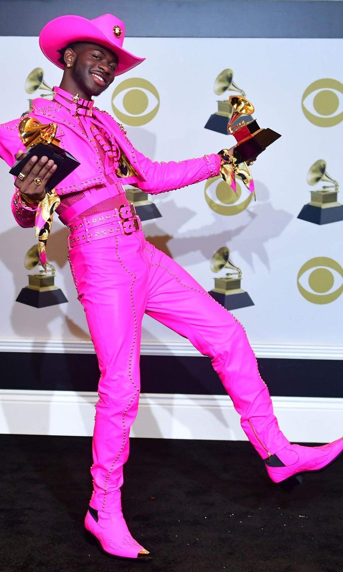 Lil Nas X holte sich seine Grammys in einem pinken Cowboy-Outfit von Versace ab.