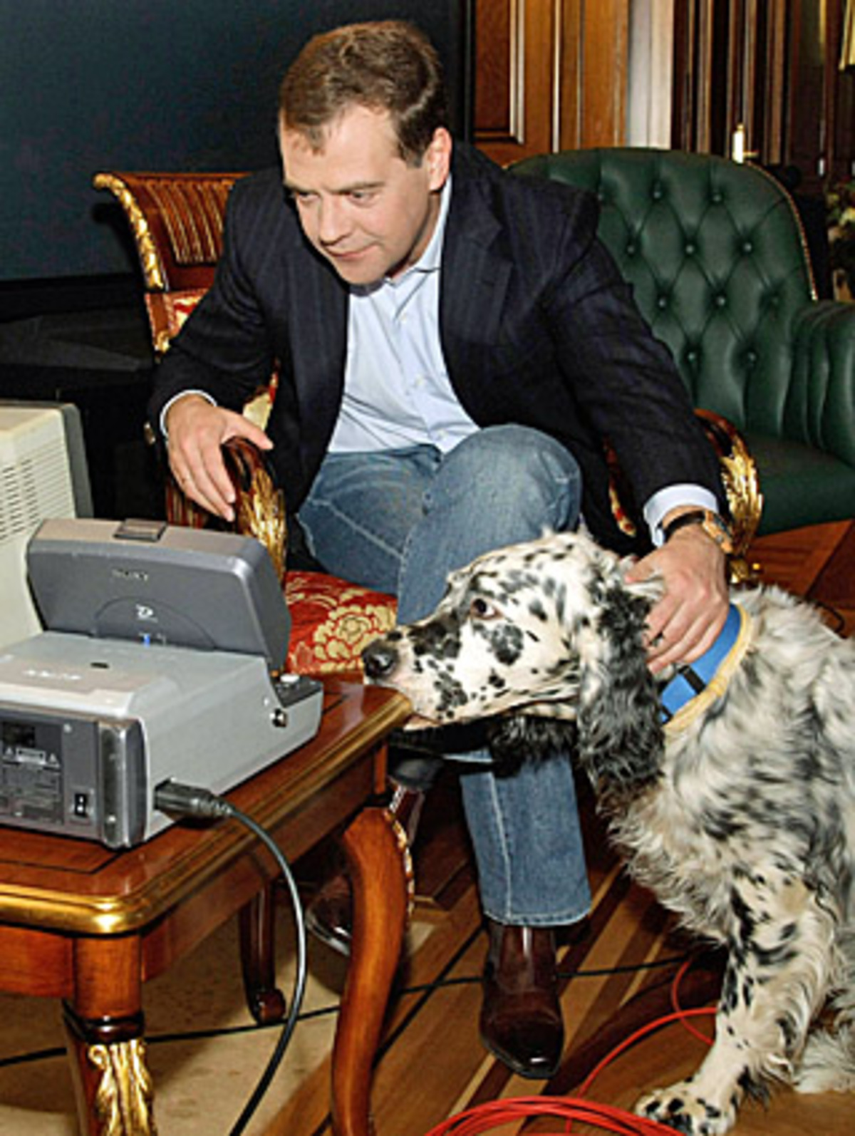 Dass Putin und Medwedjew in letzter Zeit immer weniger gemeinsame Auftritte absolvieren, lässt viele spekulieren: Ist Putin unzufrieden mit den liberalen Vorstößen seines Nachfolgers? Will sich Medwedjew von Putin weiter distanzieren? Beweise für ein ernsthaftes Zerwürfnis der beiden gibt es nicht. Nur das Moskauer Magazin "Russki Newsweek" behauptet: "Ein Krieg der Apparate hat begonnen." 