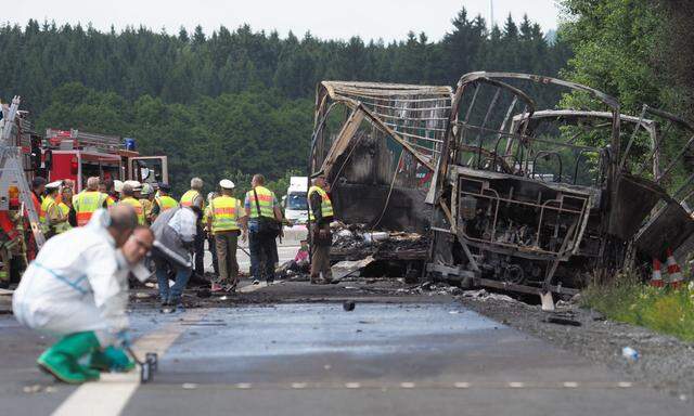 Ausgebranntes Wrack auf der A9 im Nordosten Bayerns. Spezialisten bei der Spurensuche.