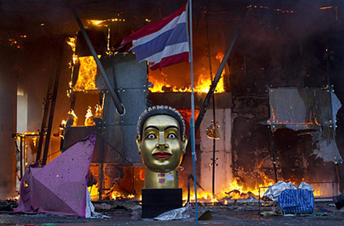 Zerrissene Fahnen, ein brennendes Geschäftsviertel, Tote und Verletzte - diese Bilder haben uns im Mai aus Thailand erreicht.