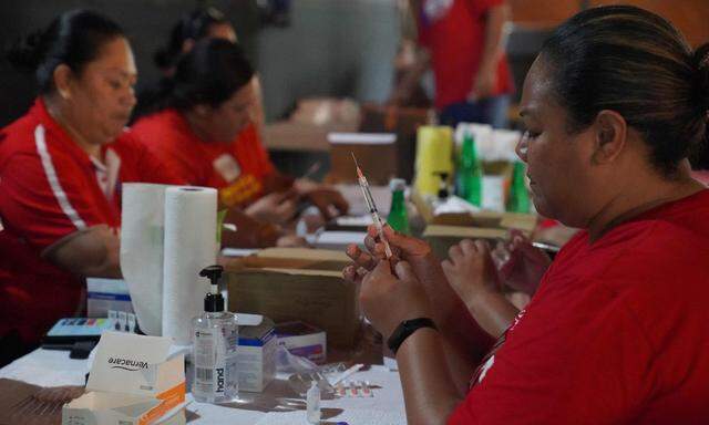 Krankenschwestern auf Tonga bereiten Coronaimpfungen vor 