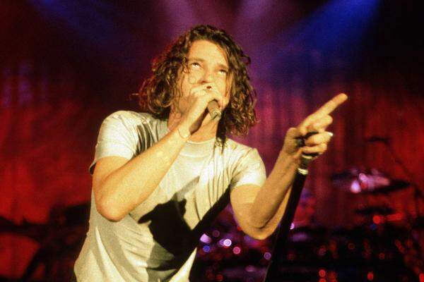 Der schwer depressive Michael Hutchence wurde am 22. November 1997 erhängt in einem Hotelzimmer in Sydney aufgefunden.