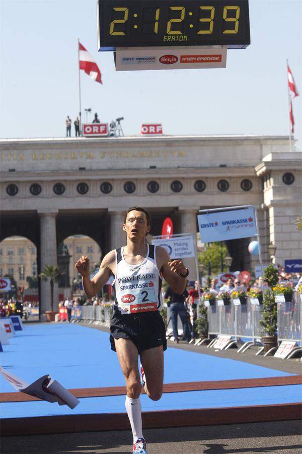 Weniger Grund zum Jubeln hat der stark laufende Günther Weidlinger, der wie Mayr debütiert. Wie schon Michael Buchleitner zerbricht auch er an der von Gerhard Hartmann seit 1986 gehaltenen Marathon-Marke von 2:12:22. Im Ziel fehlen ihm als Neunter ganze 17 Sekunden. Bis knapp vor Schluss lag er auf Rekordkurs. Sein Trost: Noch im gleichen Jahr gelingt es ihm am 29. Oktober in Frankfurt mit einer Zeit von 2:10:47 den 23 Jahre alten Hartmann-Rekord zu brechen.
