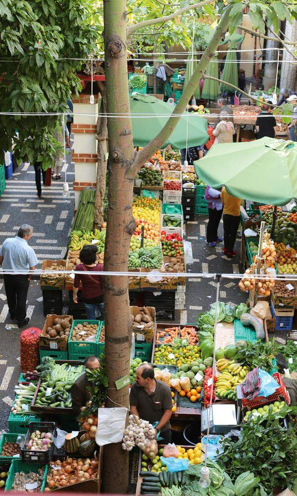 Auf dem Markt in Funchal sollte man sich nichts aufschwatzen lassen. Besonders an den Ständen am Rand wird Touristen gern absurd überteuertes exotisches Obst aus Übersee aufgedrängt. Angeblich "typical Madeira". Empfehlenswert ist der Markt am Freitag und Samstag, wenn Bauern in der Mitte ihre Stände aufstellen.