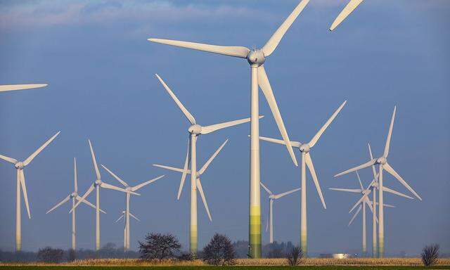 Windpark Windenergieanlagen in Ostfriesland Landkreis Aurich oestlich der Stadt Norden *** Wind