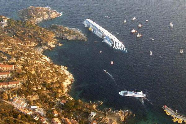 Die "Costa Concordia" mit mehr als 4200 Menschen an Bord war am späten Freitagabend aus noch ungeklärter Ursache zwischen der Insel Giglio und der Toskana auf Grund gelaufen.