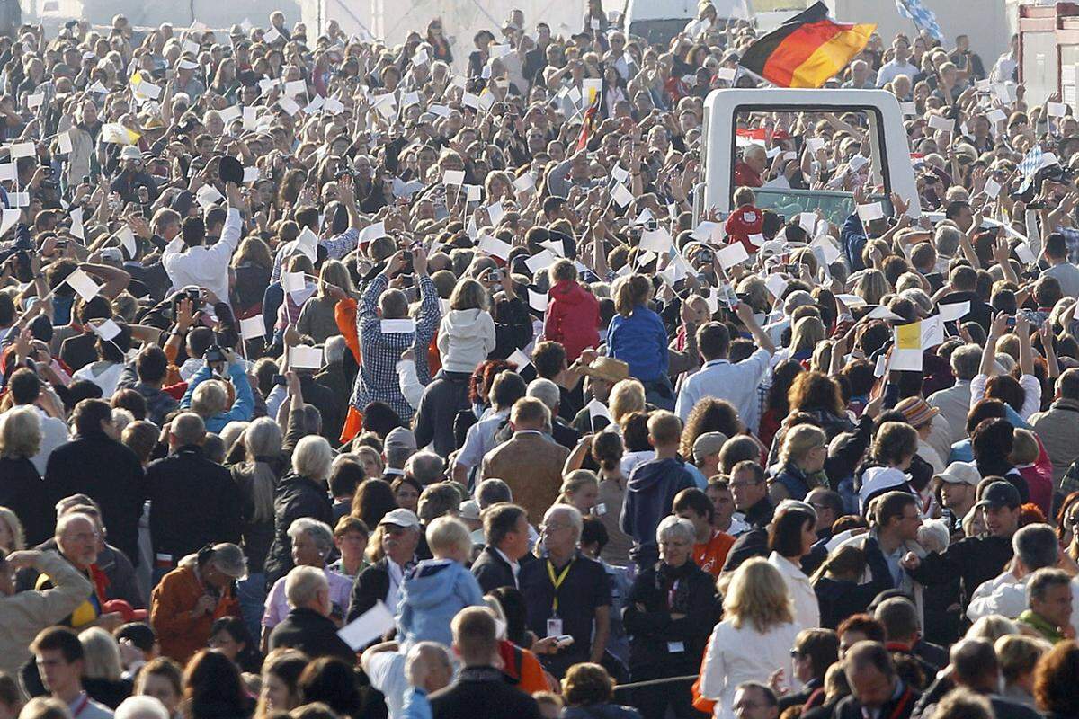 Die Erneuerung der Kirche könne letztlich nur durch einen erneuerten Glauben kommen und durch Demut. Zugleich mahnte der 84 Jahre alte Papst eine weiterhin "treue" Verbundenheit mit Rom an.