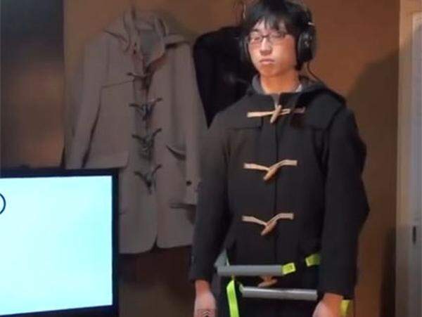 Japanische Studenten haben einen Mantel entwickelt, der ein ganz spezielles Bedürfnis erfüllt. Er simuliert das Gefühl, wenn Männer von ihrer Freundin am Bahnsteig von hinten umarmt werden und ihnen zärtlich ins Ohr flüstern. Mal abgesehen davon, dass der Mantel mit den zwei sperrigen Sicherheitsgurten nicht besonders kleidsam ist, dürfte das seltsame Kleidungsstück tatsächlich glücklich machen - zumindest einsame japanische Technik-Studenten, wie das Video beweist.