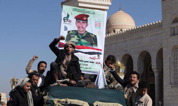 Mitglieder der jemenitischen Houthis bei einem Begräbnis ihrer Kämpfer.