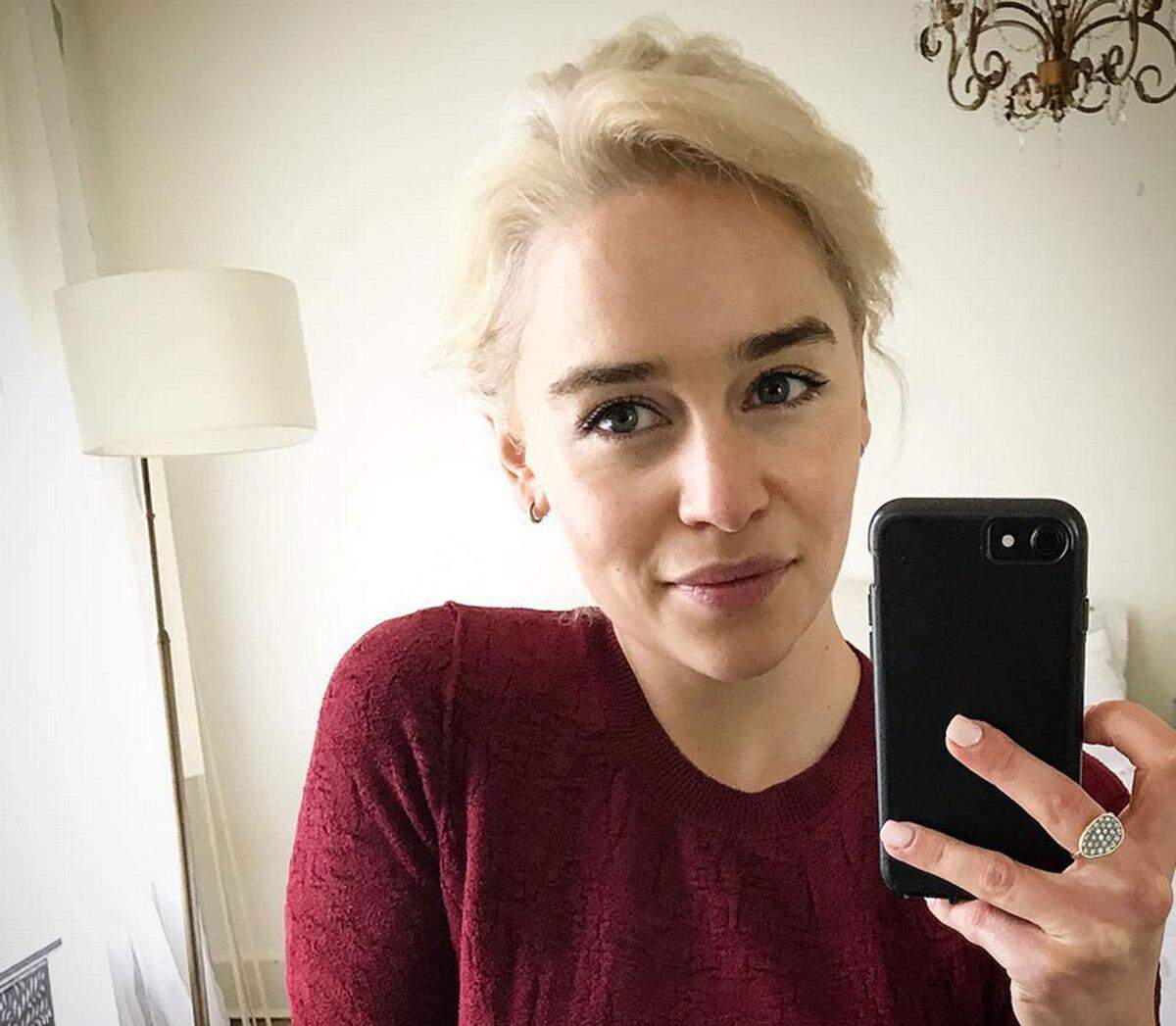 Lust auf die Fortsetzung der Serie hat sie aber offensichtlich. Am 20. September zog sie auf Instagram neben einem Selfie mit der neuen Haarfarbe eine erste Bilanz des Blondseins: "Mein IQ ist in etwa durchschnittlich geblieben, und mein Bedürfnis, in der Nähe feuerspuckender Kreaturen und unbequemer Eisenstühle zu sein, hat sich verdreifacht."