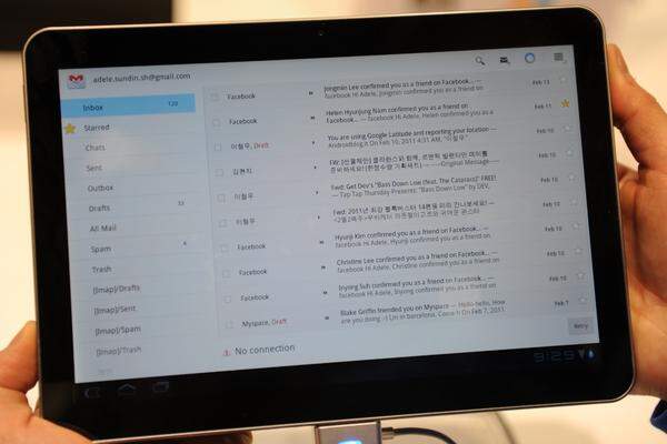 Wie schon das iPad gezeigt hat, werden Tablets besonders gern zum E-Mail-Lesen genutzt. Honeycomb bringt dementsprechend eine angepasste App dafür mit, in der Ordner und Nachrichten in zwei Ebenen unterteilt sind. Beide lassen sich scrollen, um das gewünschte schneller zu finden.
