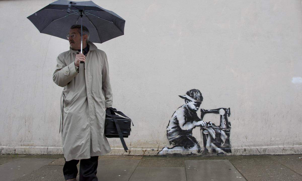 Ein Künstler allein scheint manchen unwahrscheinlich: Möglicherweise steckt hinter Banksy ein Kollektiv aus sieben Leuten, das von einer Frau geleitet wird? Das Rätselraten hält an.