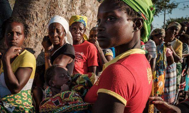 Menschen warten im Katastrophengebiet in Mozambique vor einer Sanitätsstation.