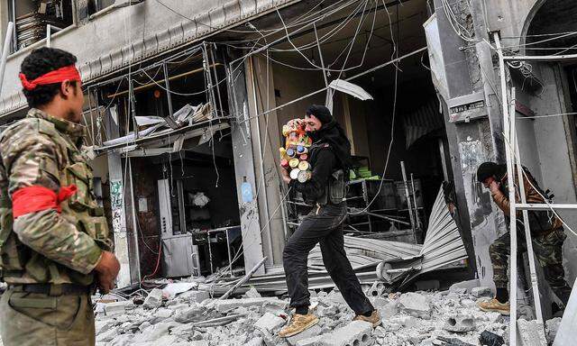 Es blieb in Afrin nicht bei kleineren Plünderungen, manche Kämpfer sollen ganze Wagenladungen aus der Stadt gebracht haben.