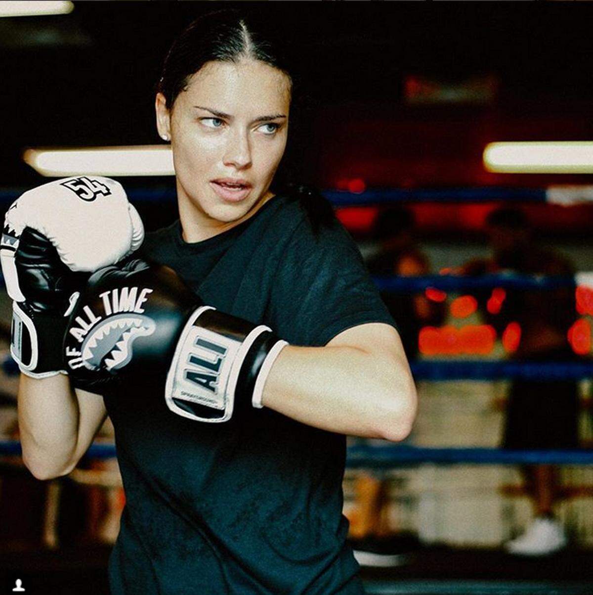 Am häufigsten ist Adriana Lima bisher für den Unterwäscheriesen über den Laufsteg stolziert. Wie man sich dafür vorbereitet, weiß sie also genau. Sie macht sehr viel Sport - vor allem Boxen - und achtet beim Essen auf Portionsgrößen.