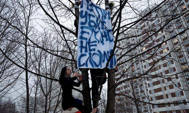 Gefährlich, diese Aktion in Moskau: Auf dem Banner steht übersetzt „Putin hat ihn getötet, aber konnte seinen Geist nicht brechen“. REUTERS/Stringer