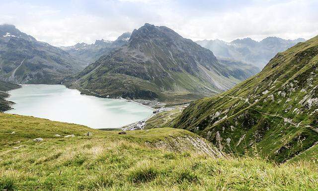 Von 3000ern eingekreist: der Silvretta-Stausee.