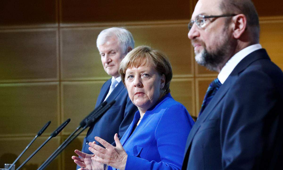 Union und SPD gelingt bei den Sondierungsgesprächen ein Durchbruch - im Bild: Seehofer (CSU), Merkel (CDU) und Schulz, der einem SPD-Sonderparteitag die Aufnahme von Koalitionsverhandlungen empfehlen will. Doch der Widerstand in der Partei ist groß, vor allem die Jusos sträuben sich.