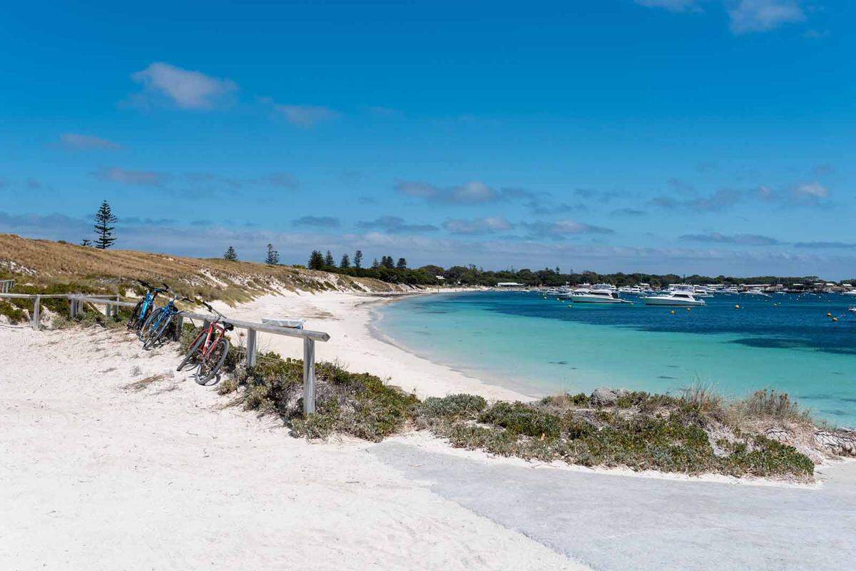 Ein langer Flug, der sich auszahlt: In Australien herrschen im Februar durchschnittlich 27 Grad. Bei 7 Stunden Sonne kommt man am Strand auf seine Kosten und auch 23 Grad Wassertemperatur sind angenehm.