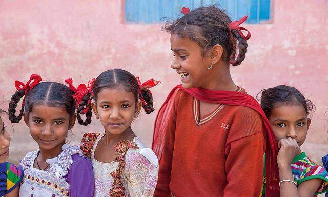 Bildung. Diese Mädchen besuchen eine Schule im indischen Dorf Usar in Rajasthan.