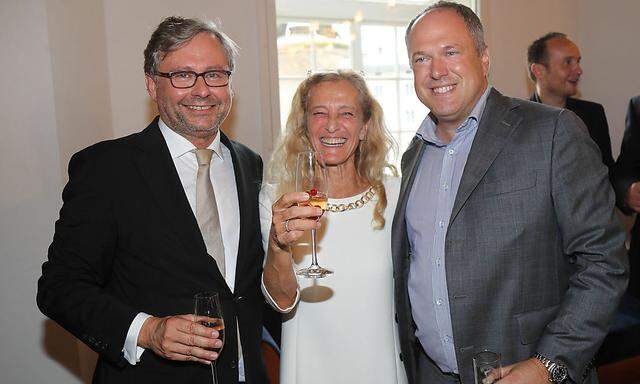 Konkurrenten Alexander Wrabetz (li.) und Richard Grasl mit TV-Direktorin Kathrin Zechner am Donnerstagabend bei einem Cocktail in Salzburg. 