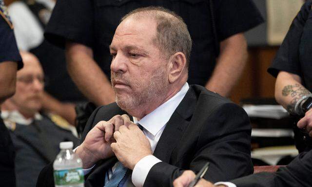 Harvey Weinstein ist wegen fünf Fällen mutmaßlicher sexueller Gewalt gegen Frauen angeklagt