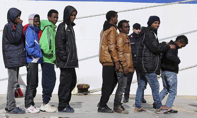 Migranten warten auf Lampedusa auf Weiterreisemöglichkeit.