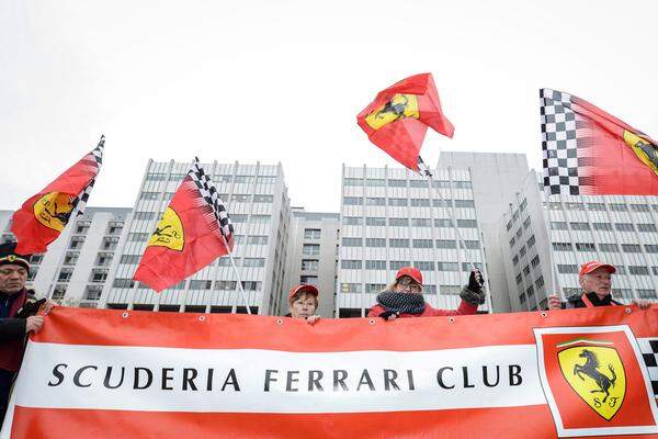Zu einer stillen und respektvollen Versammlung vor der Klinik, in der Michael Schumacher im Koma liegt, hatte die Vereinigung der Ferrari-Fanklubs anlässlich des 45. Geburtstag des Formel-1-Rekordweltmeisters aufgerufen.