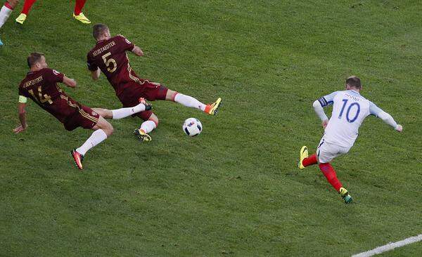 Wie choreografiert: England-Spieler Wayne Rooney scheitert an den Russen Wassili Beresuzki und Roman Neustädter. Die "Sbornaja" rettete mit einem Tor in der Nachspielzeit ein 1:1.