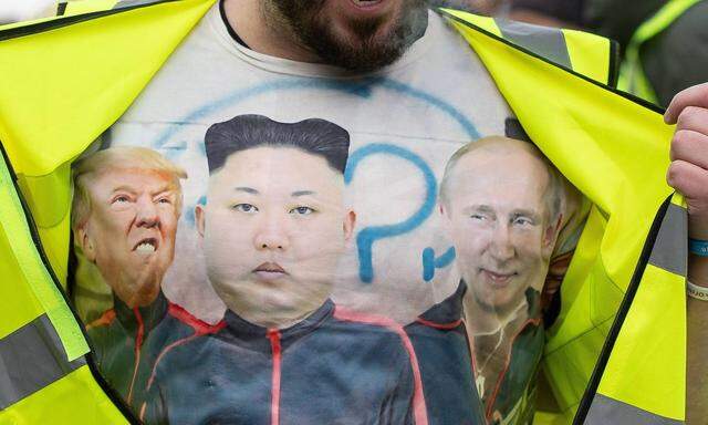 Symbolbild: Foto auf einem T-Shirt von Trump, Kim und Putin