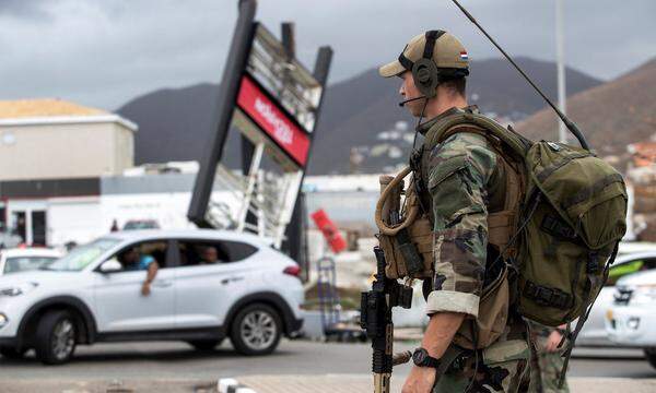 Ein niederländischer Soldat patrouilliert am 7. September auf den Straßen von Sint Maarten, dem niederländischen Teil der Insel Saint Martin.
